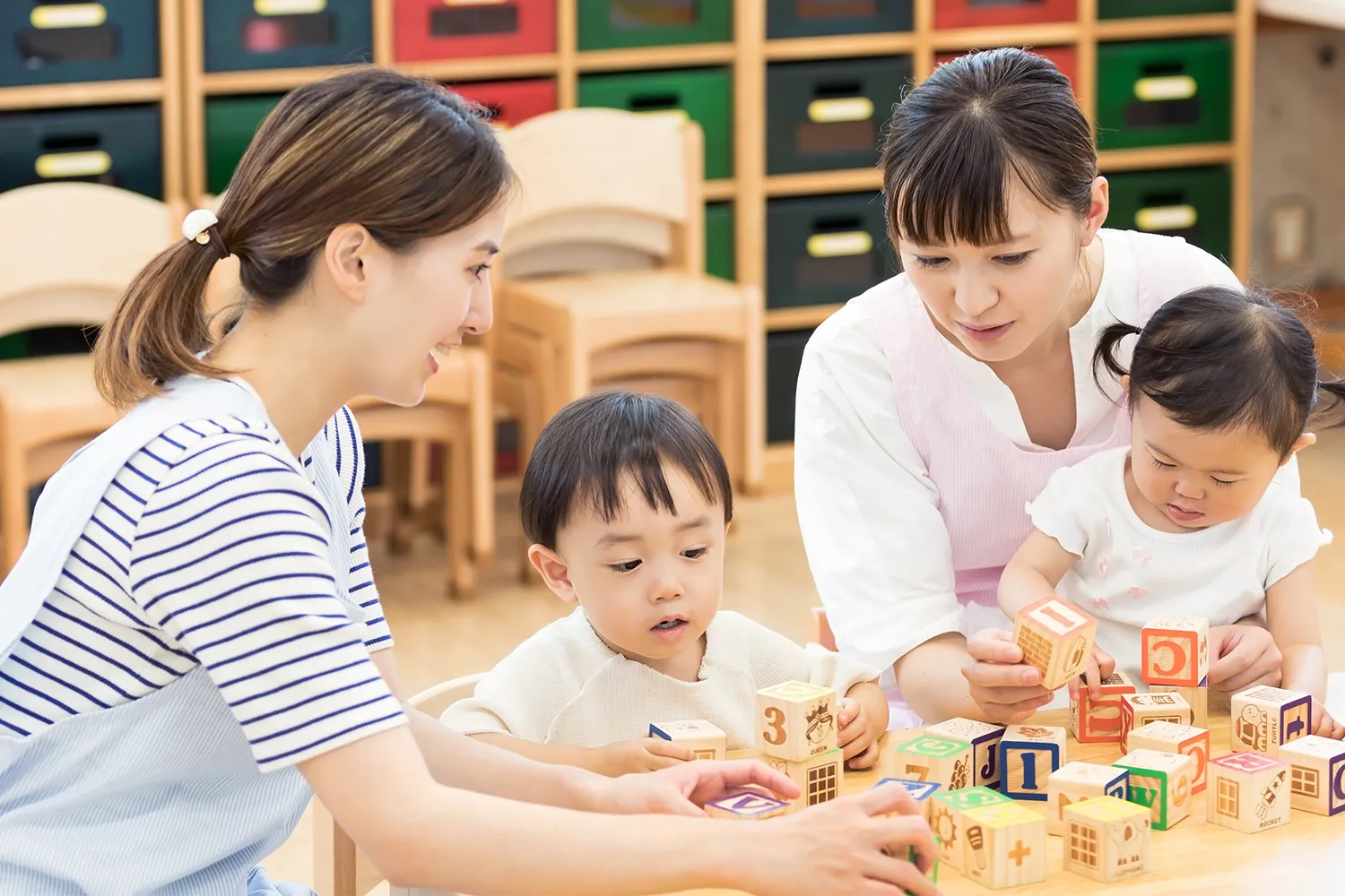 指導する保育士の写真