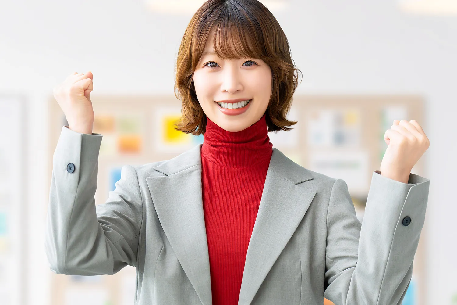 ガッツポーズするキャリアウーマンの写真
