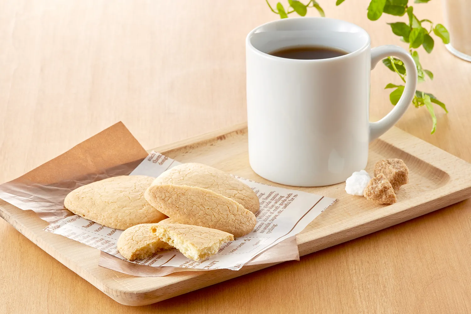 トレーに乗ったコーヒーとクッキーの写真