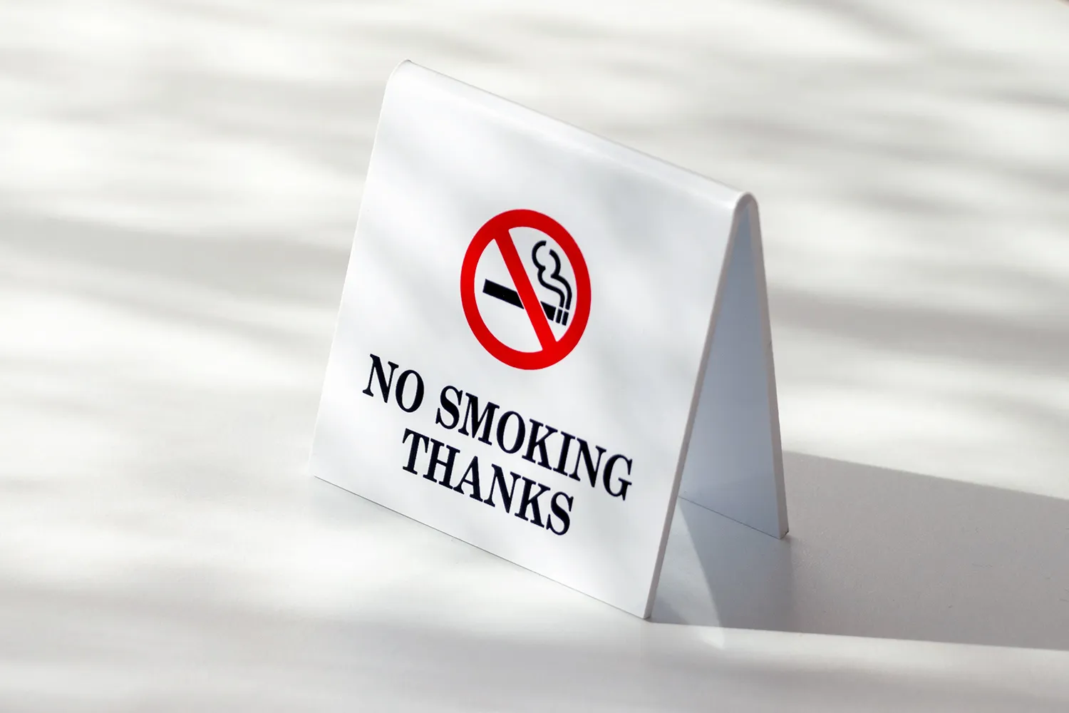 喫煙禁止のスタンドプレートの写真