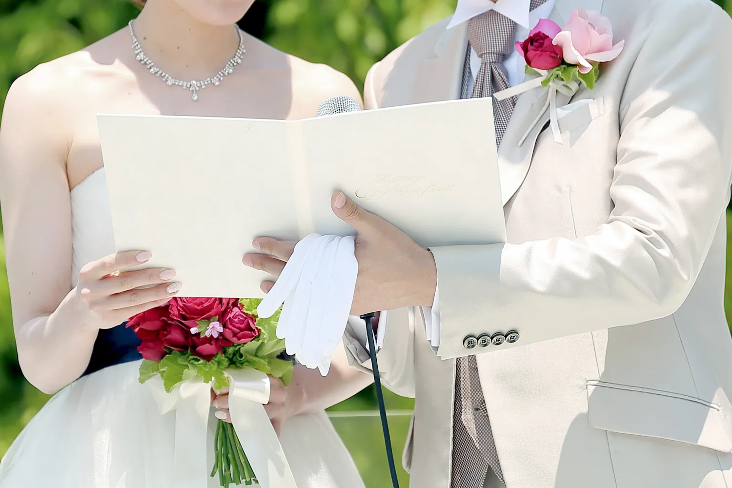 挨拶をする新郎新婦の写真