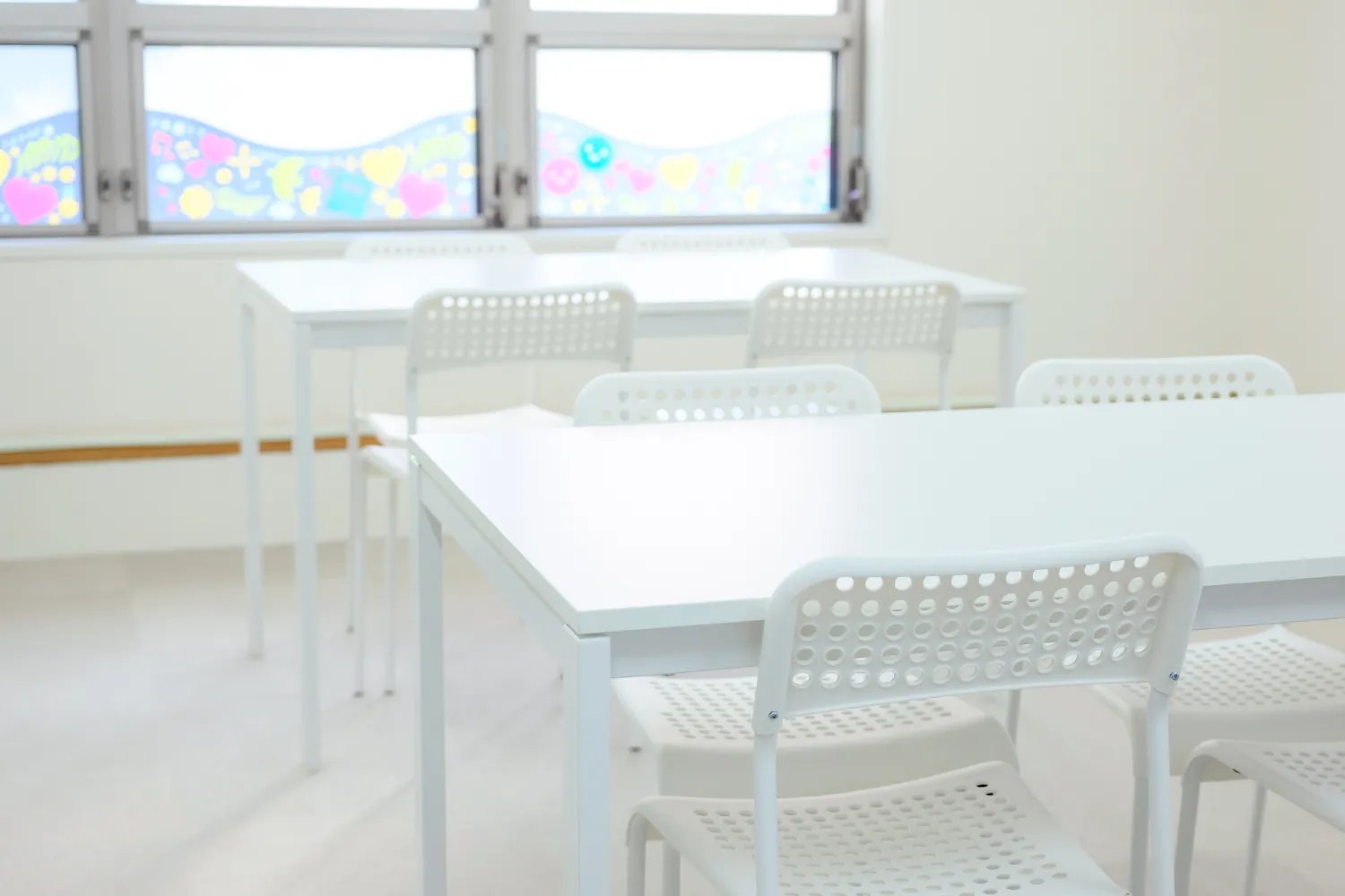 机と椅子の写真