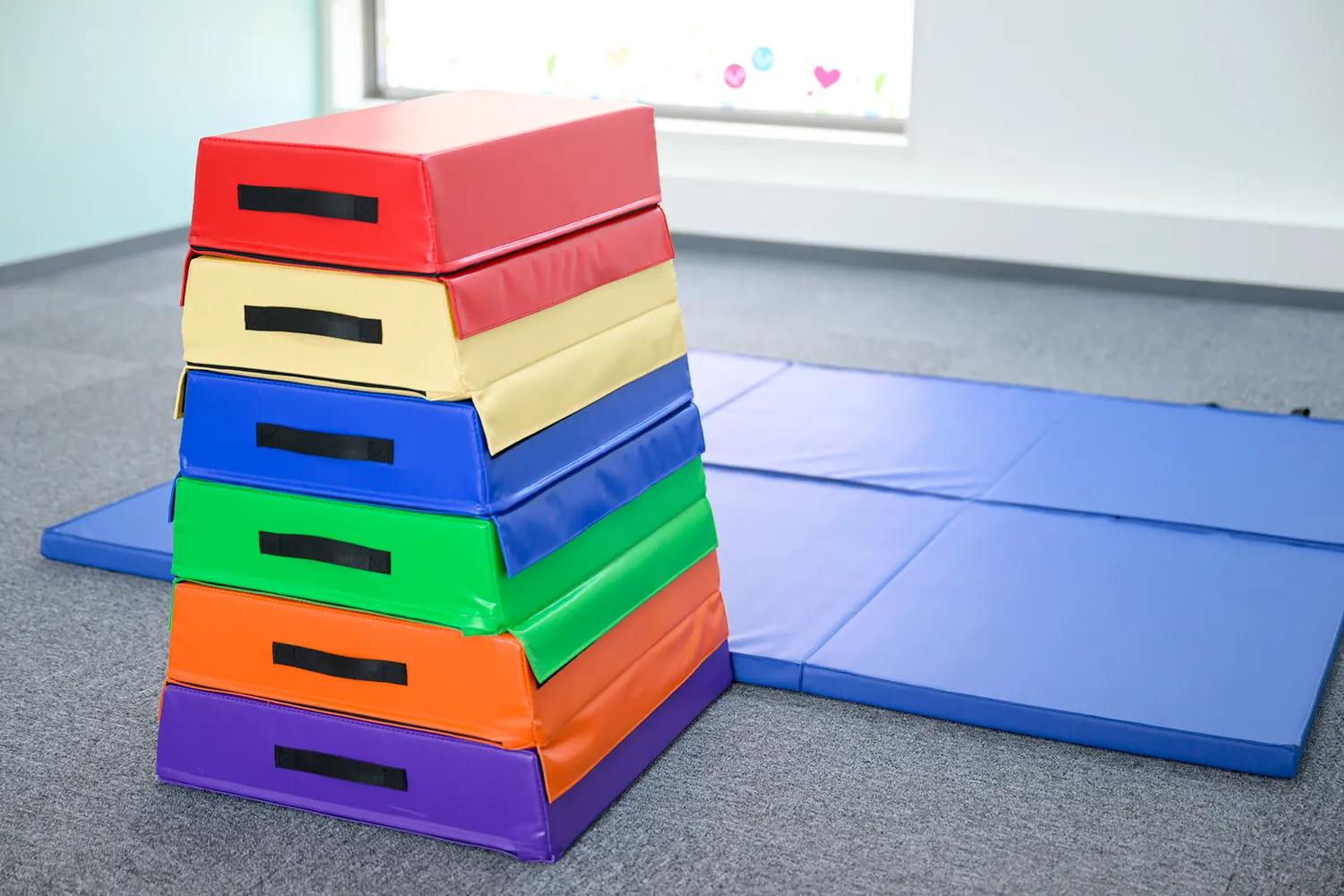 跳び箱とマットの写真