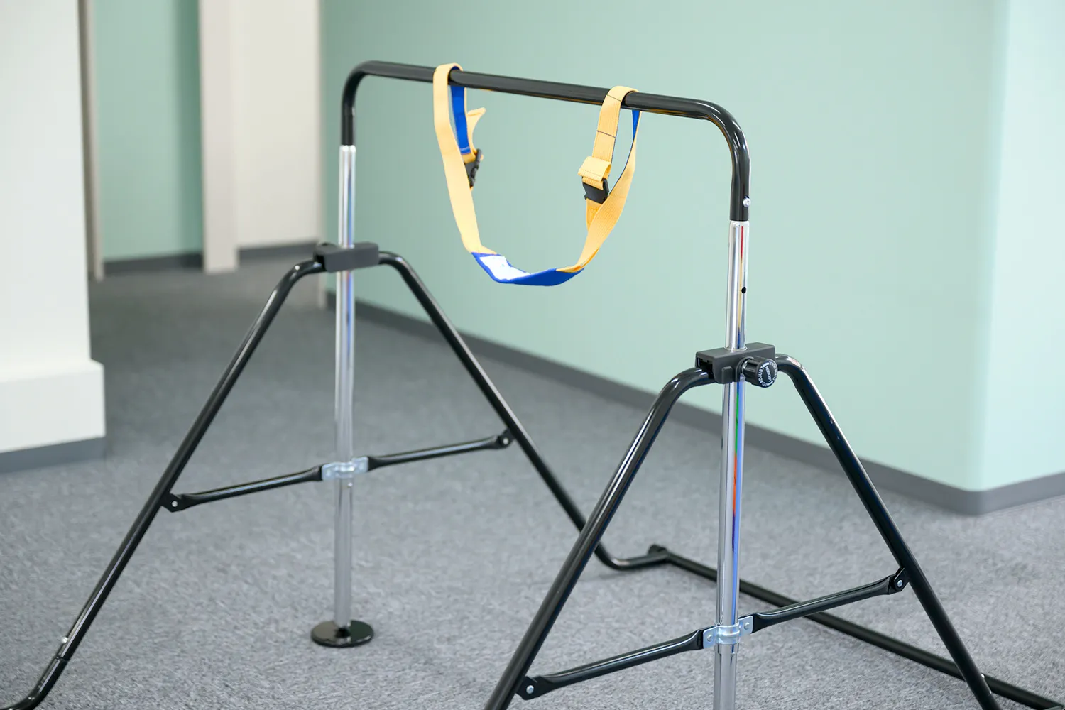 鉄棒と補助具の写真