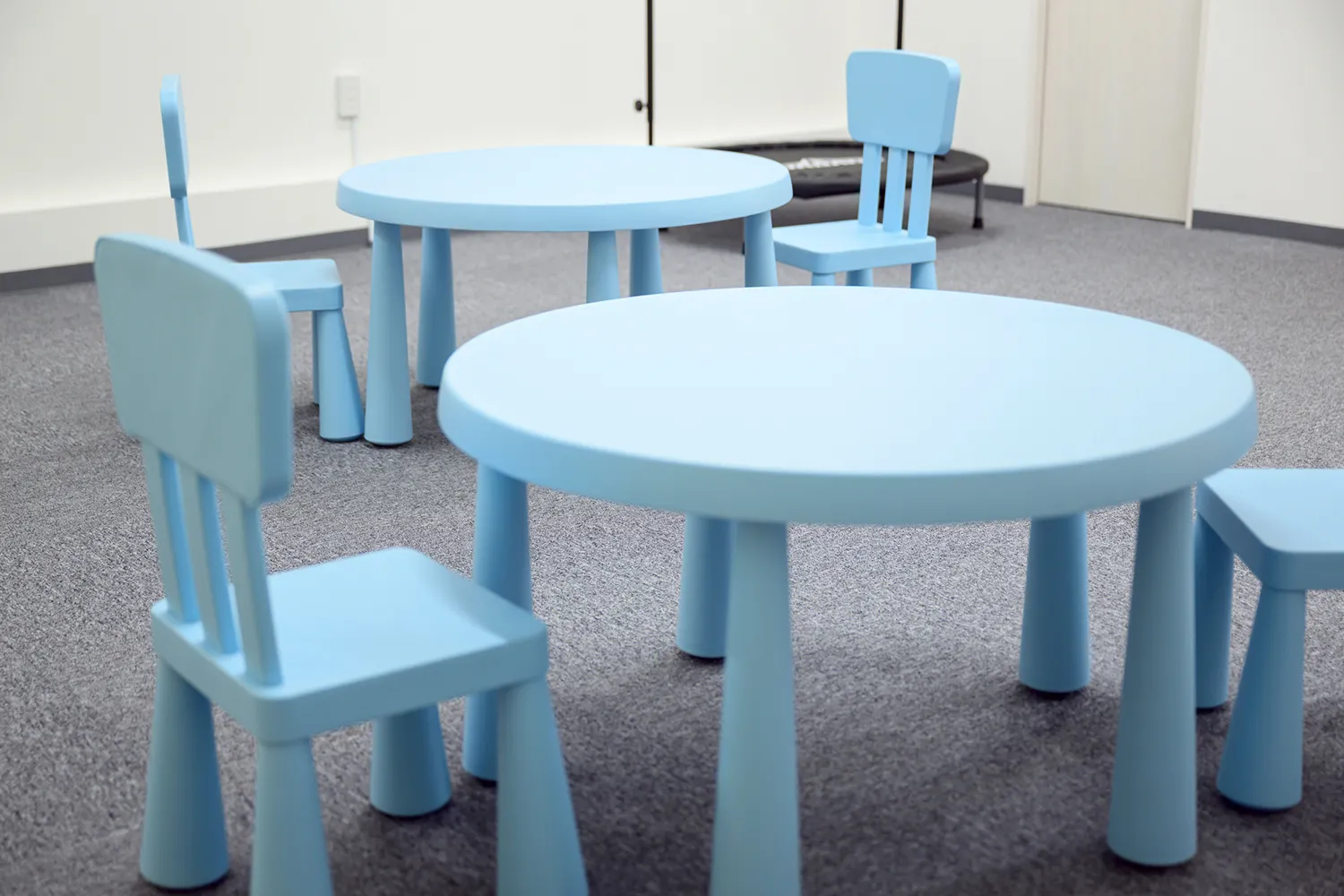 子供用のテーブルと椅子の写真