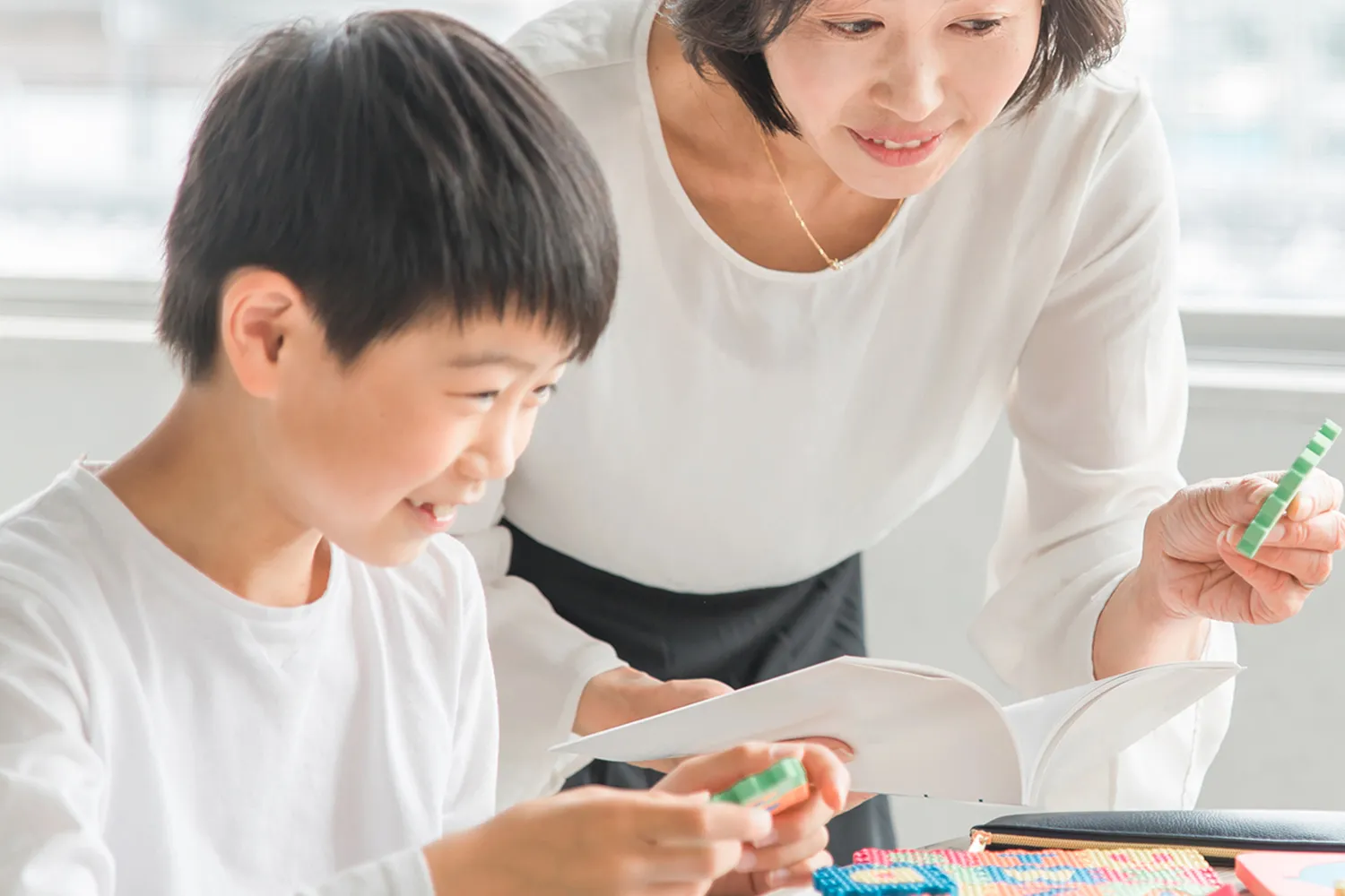 男の子を一対一で教える先生の写真