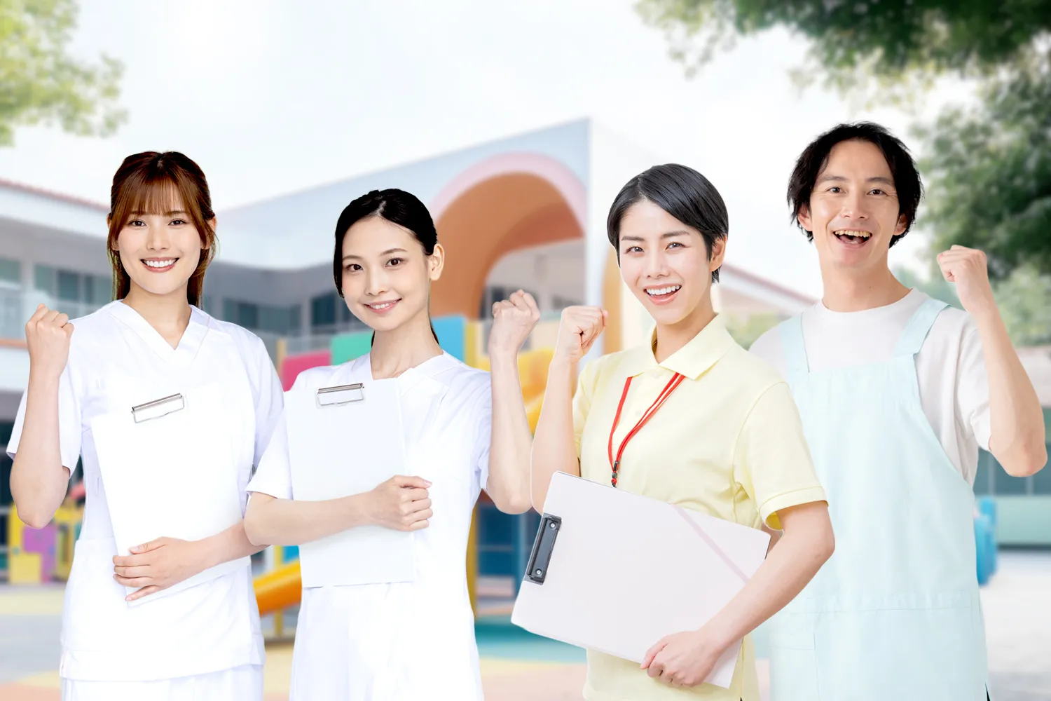 保育園の前に立つ白衣の女性スタッフ、Tシャツの女性スタッフ、エプロン姿の男性スタッフの写真