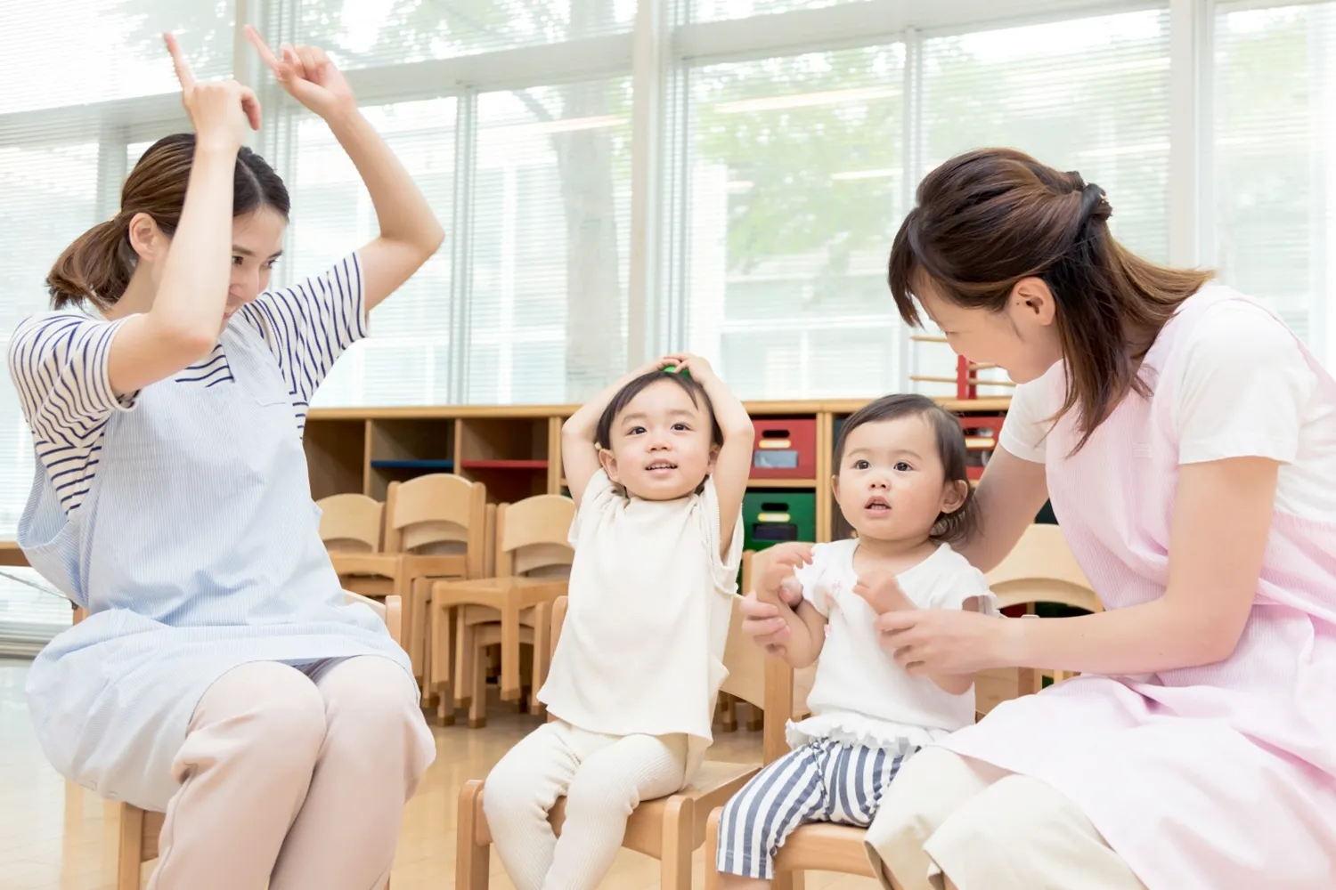 子供と遊ぶ先生とスタッフの写真